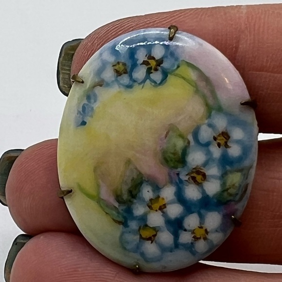 Vintage Hand Painted‎ Porcelain Floral Brass Back Brooch Pin - Picture 3 of 10